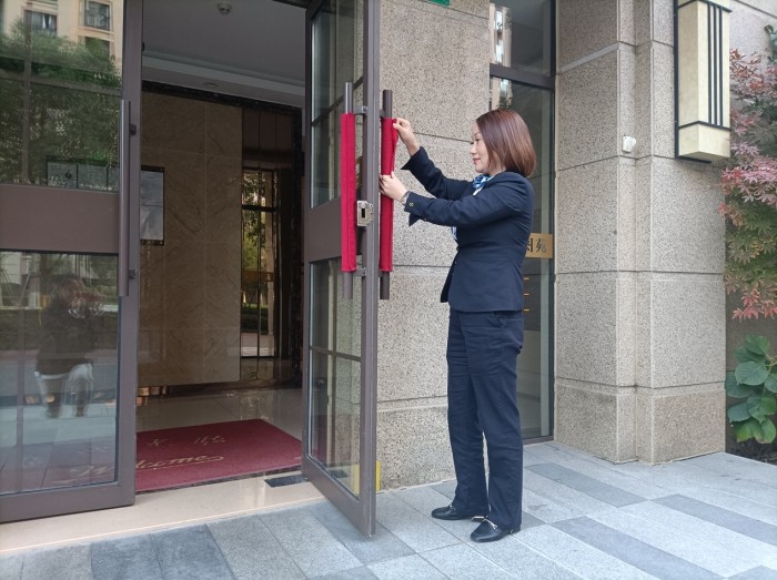 入冬以后,气温骤降,空气中也开始结起了霜意。世茂服务高端服务在管的各小区中,一场暖冬计划已悄然开展。在上海世茂云图与奉贤海滨馨苑等社区,所有单元的入户门把手都已...