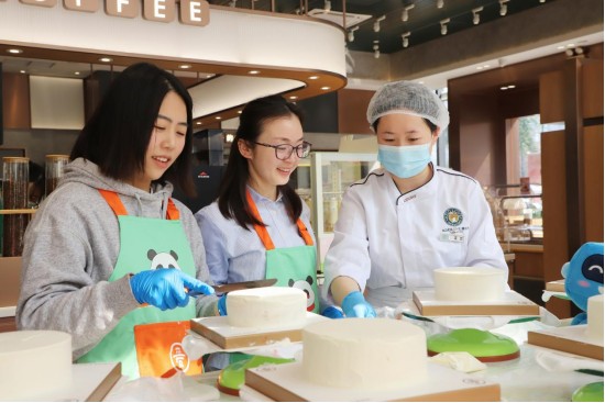 中建二局土木集团四川分公司开展“三八”妇女节趣味烘焙活动