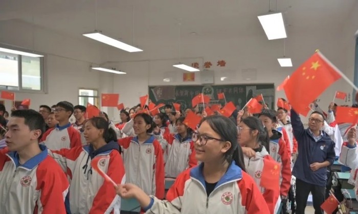 宜宾市第七批省内结对帮扶队赴雅江中学开展“礼赞新中国·共筑民族情”爱国活动